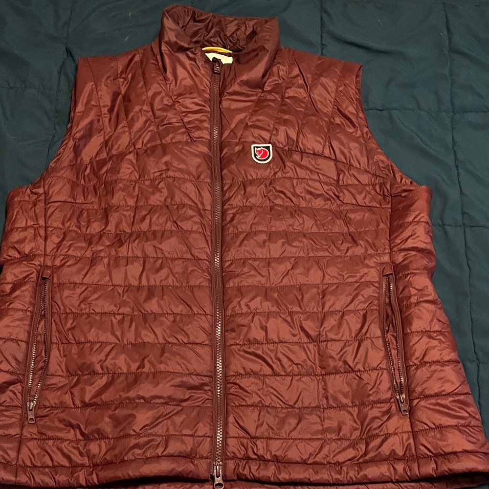 Fjallraven burgundy vest